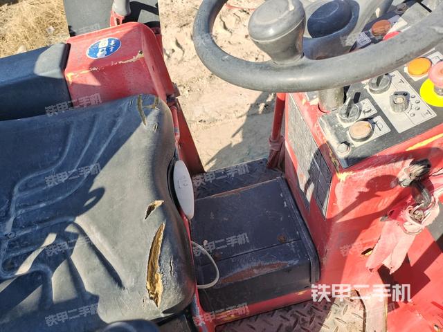 駕駛室側(cè)向上照全景（壓路機駕駛室）