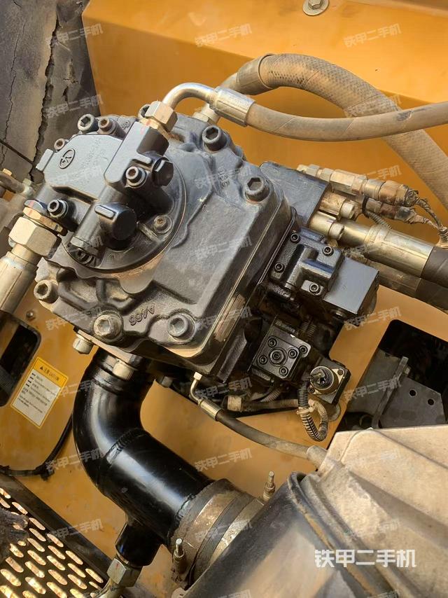 液壓泵艙室正面整體（整機外觀）