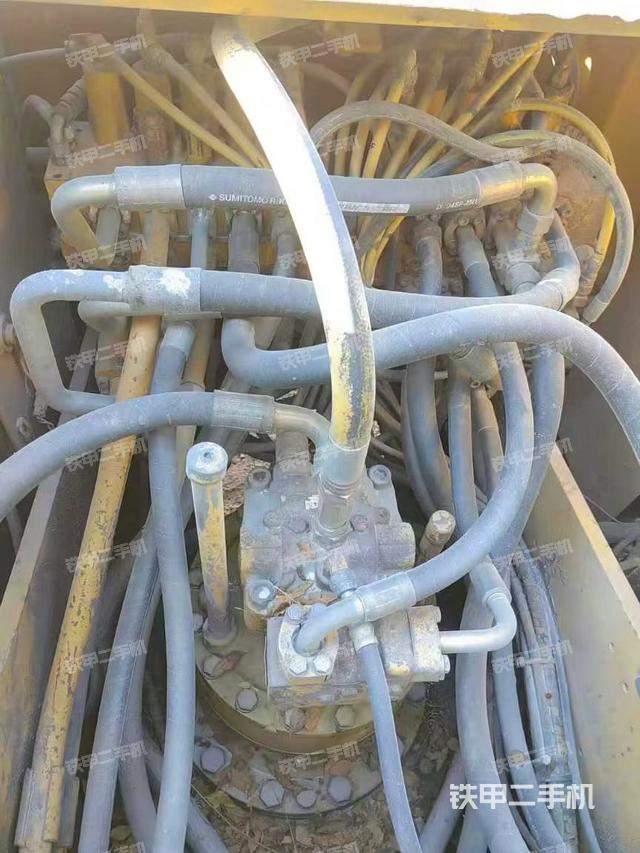 回转马达和主控阀（整机外观）