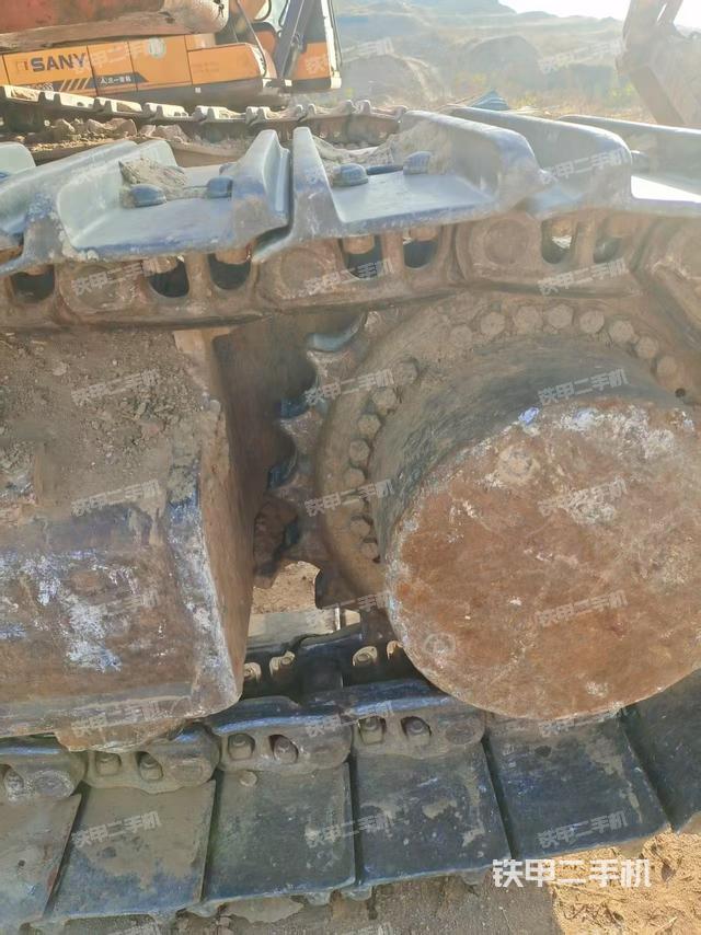 單側(cè)履帶整體(整機(jī)外觀) 單側(cè)履帶整體(整機(jī)外觀)