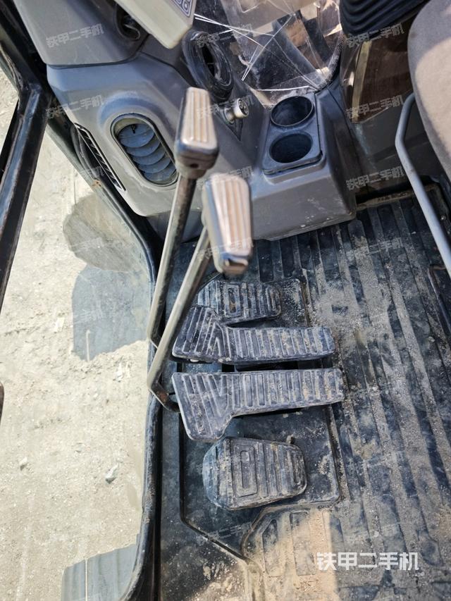 行走控制手柄和踏板?俯拍（駕駛室部分）