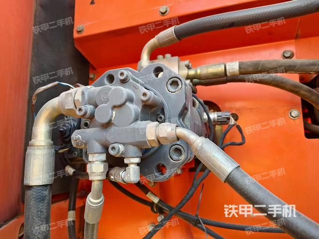 液压泵舱室正面整体（整机外观）