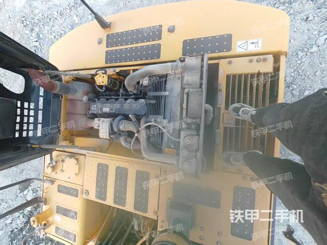 駕駛室頂部(整機(jī)外觀) 駕駛室頂部(整機(jī)外觀)