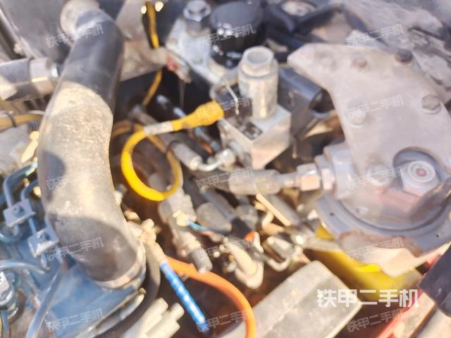 發(fā)動機上部全景（壓路機發(fā)動機艙）