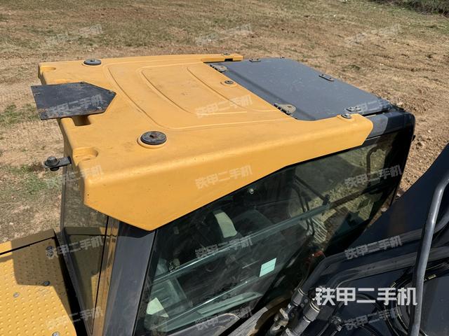 駕駛室頂部(整機(jī)外觀) 駕駛室頂部(整機(jī)外觀)