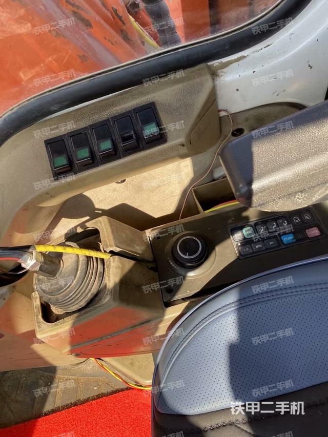 座椅右侧控制台/钥匙门/油门/含右手柄（驾驶室部分）