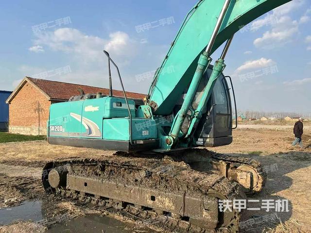 駕駛室頂部(整機(jī)外觀) 駕駛室頂部(整機(jī)外觀)