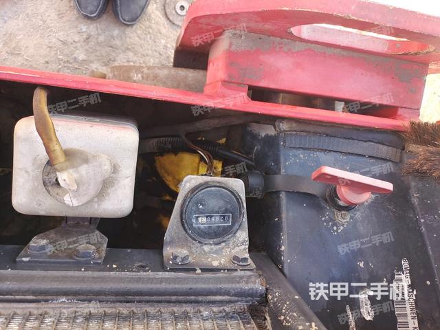 發(fā)動機右側(cè)全景（壓路機發(fā)動機艙）