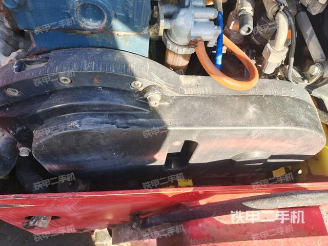 分動箱或變速箱（壓路機發(fā)動機艙）