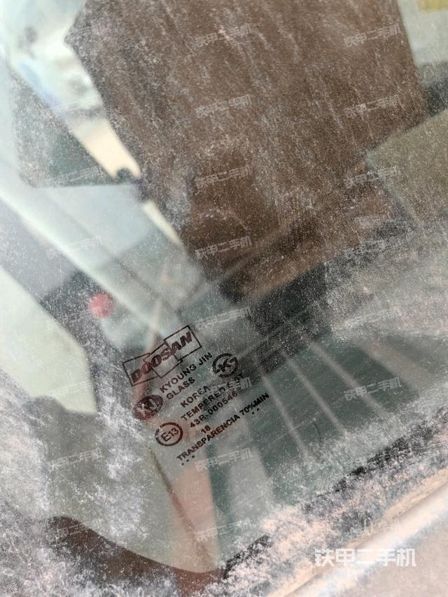 后窗玻璃角標（駕駛室部分）