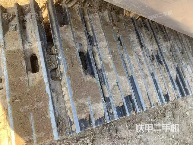 單側(cè)履帶整體(整機(jī)外觀) 單側(cè)履帶整體(整機(jī)外觀)
