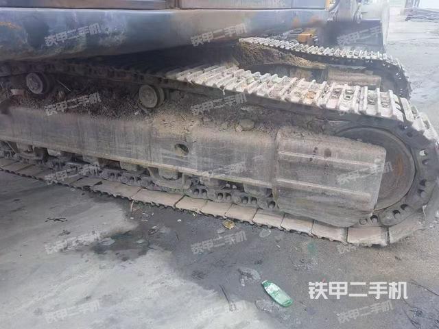 單側(cè)履帶整體(整機(jī)外觀) 單側(cè)履帶整體(整機(jī)外觀)