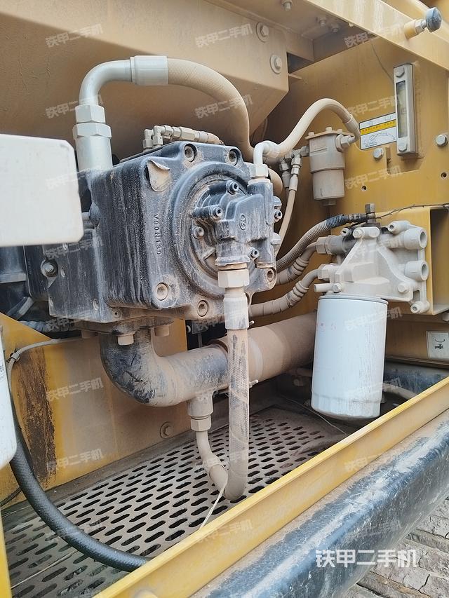 液压泵舱室正面整体（整机外观）