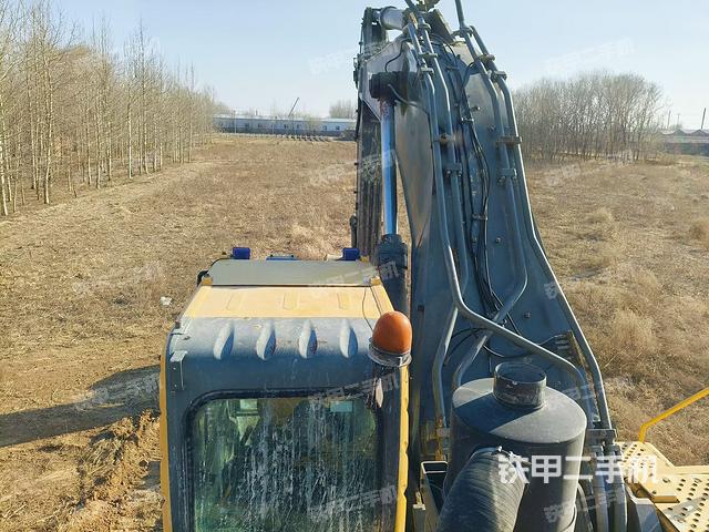 駕駛室頂部(整機(jī)外觀) 駕駛室頂部(整機(jī)外觀)