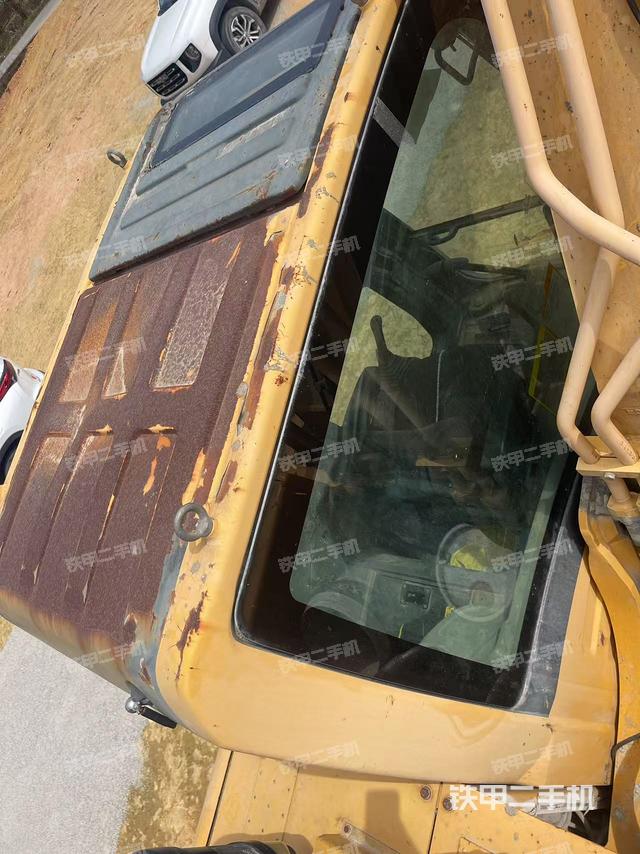 駕駛室頂部(整機(jī)外觀) 駕駛室頂部(整機(jī)外觀)