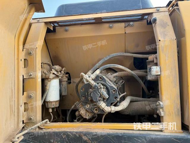液壓泵艙室正面整體(整機(jī)外觀) 液壓泵艙室正面整體(整機(jī)外觀)
