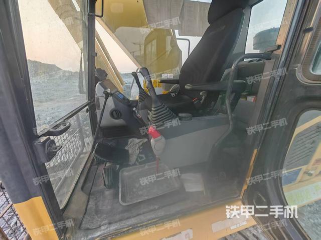 駕駛室整體(整機(jī)外觀) 駕駛室整體(整機(jī)外觀)