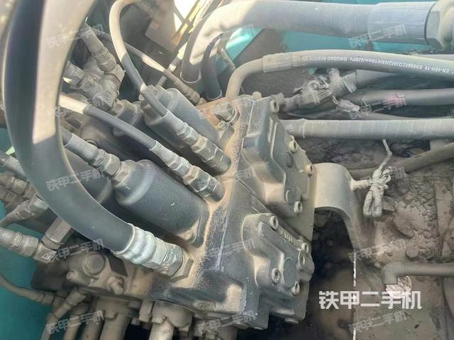 回轉馬達和主控閥(整機外觀) 回轉馬達和主控閥(整機外觀)