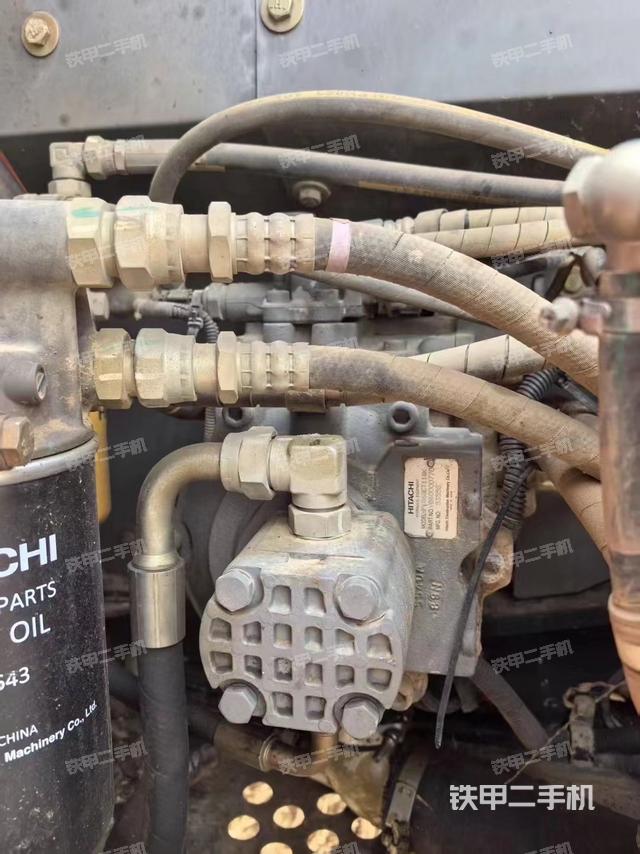 液壓泵艙室正面整體(整機(jī)外觀) 液壓泵艙室正面整體(整機(jī)外觀)