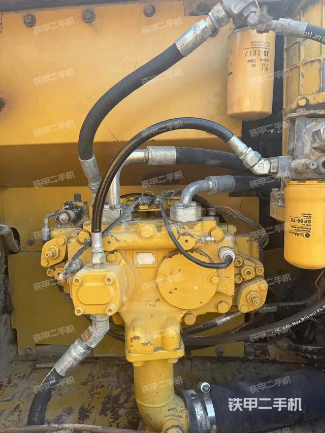 液壓泵艙室正面整體(整機外觀) 液壓泵艙室正面整體(整機外觀)