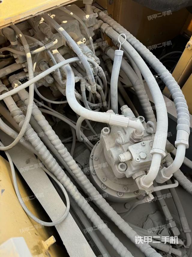 回轉(zhuǎn)馬達(dá)和主控閥（整機(jī)外觀）