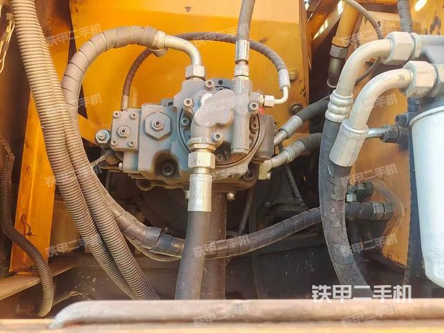 液壓泵艙室正面整體(整機外觀) 液壓泵艙室正面整體(整機外觀)