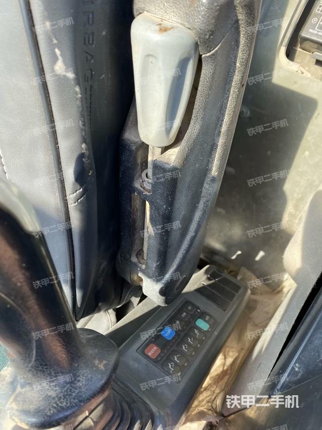 座椅左侧控制台/音响/含左手柄（驾驶室部分）