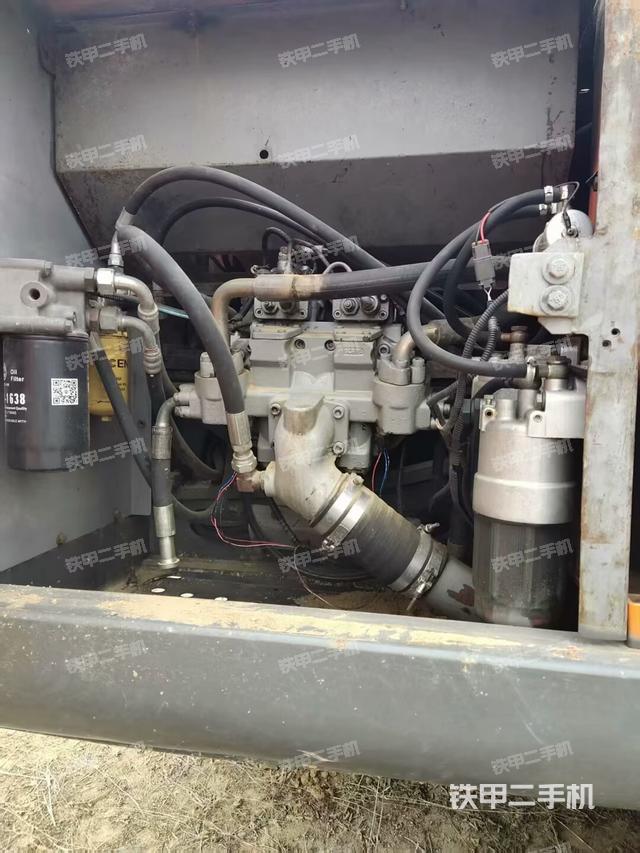 液壓泵艙室正面整體(整機(jī)外觀) 液壓泵艙室正面整體(整機(jī)外觀)