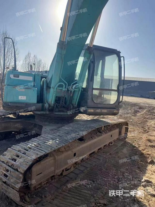 駕駛室整體(整機外觀) 駕駛室整體(整機外觀)