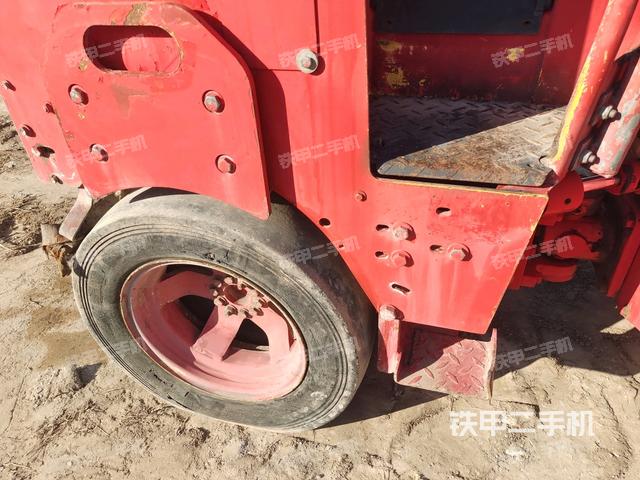 后輪左側(cè)全景（壓路機前后車架）