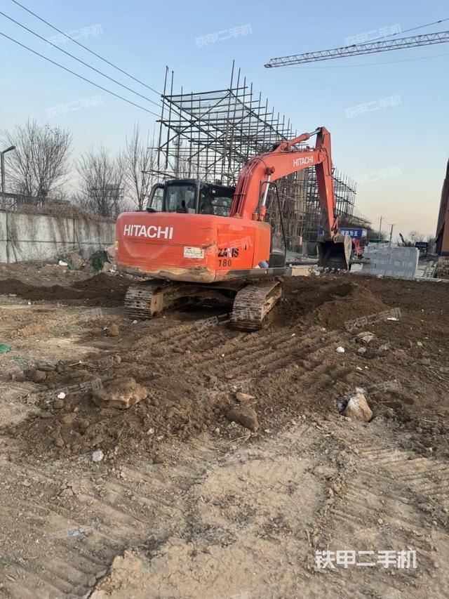 駕駛室頂部(整機(jī)外觀) 駕駛室頂部(整機(jī)外觀)