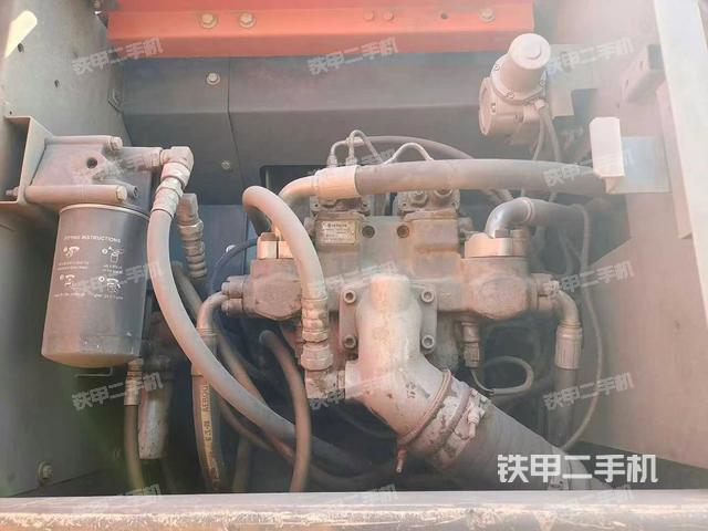 液压泵舱室正面整体（整机外观）