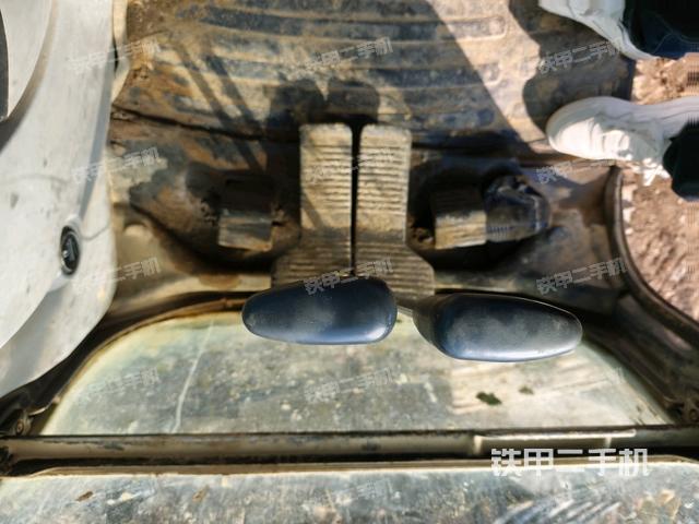 行走控制手柄和踏板?俯拍（駕駛室部分）