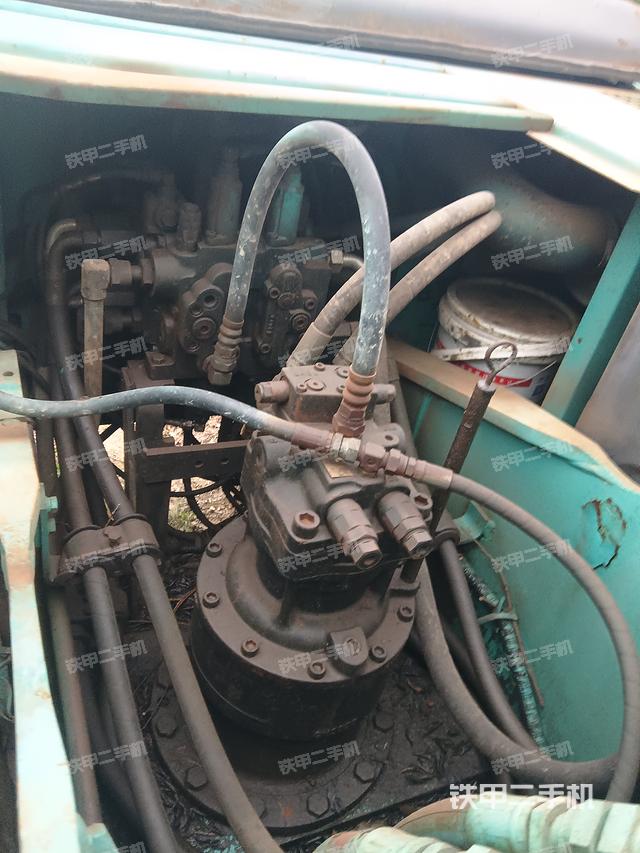 回转马达和主控阀（整机外观）