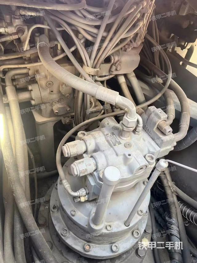 回转马达和主控阀（整机外观）