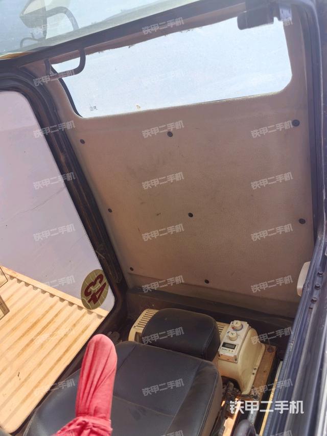 駕駛室頂部（整機外觀）