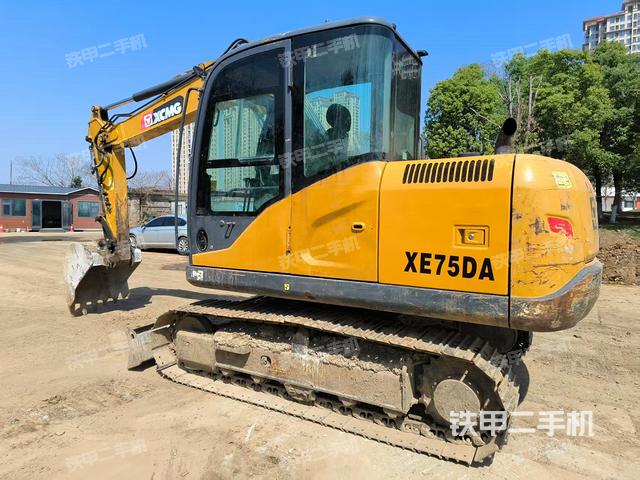 液壓泵艙室正面整體（整機外觀）