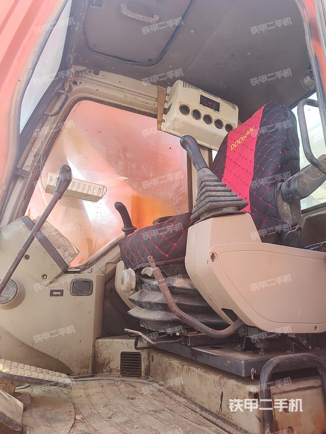 駕駛室整體（整機外觀）