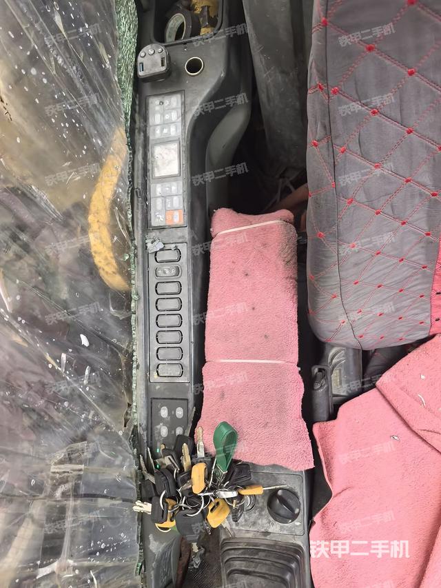 座椅右側(cè)控制臺(tái)/鑰匙門/油門/含右手柄（駕駛室部分）