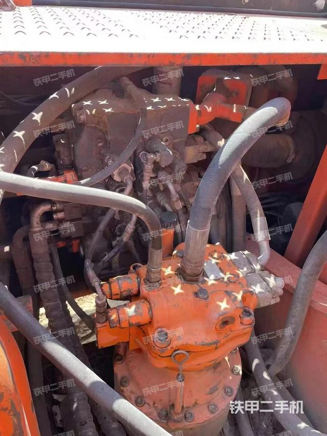 回转马达和主控阀（整机外观）