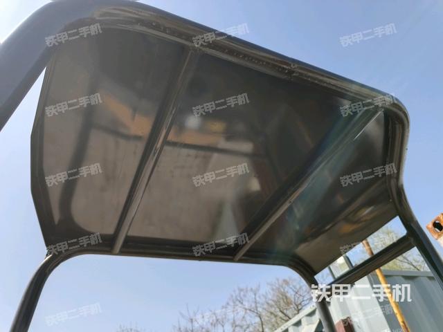 駕駛室頂部(整機(jī)外觀) 駕駛室頂部(整機(jī)外觀)