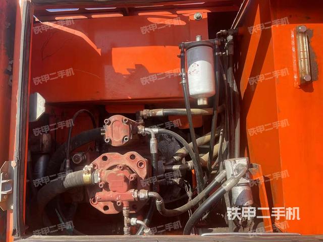 液压泵舱室正面整体（整机外观）