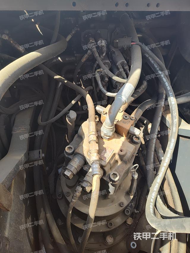 回轉(zhuǎn)馬達(dá)和主控閥（整機(jī)外觀）