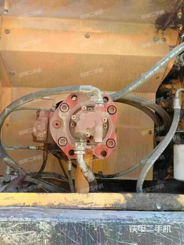 液压泵舱室正面整体（整机外观）