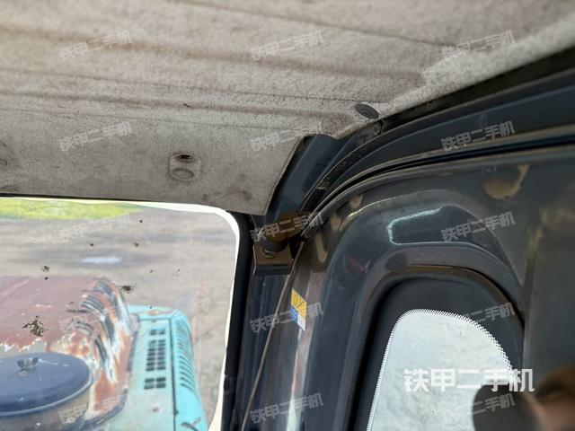 行走控制手柄和踏板?俯拍（駕駛室部分）