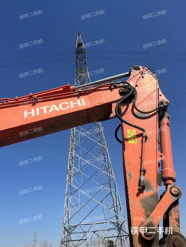 駕駛室頂部(整機(jī)外觀) 駕駛室頂部(整機(jī)外觀)