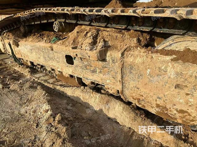 單側(cè)履帶整體(整機(jī)外觀) 單側(cè)履帶整體(整機(jī)外觀)