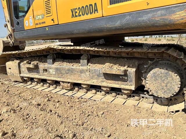 單側(cè)履帶整體(整機外觀) 單側(cè)履帶整體(整機外觀)