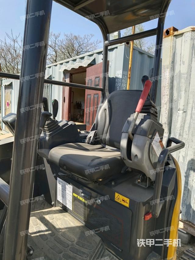 駕駛室整體(整機(jī)外觀) 駕駛室整體(整機(jī)外觀)