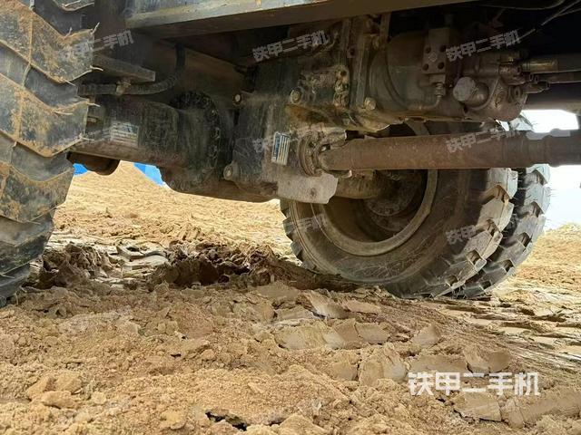 單側(cè)履帶整體(整機外觀) 單側(cè)履帶整體(整機外觀)